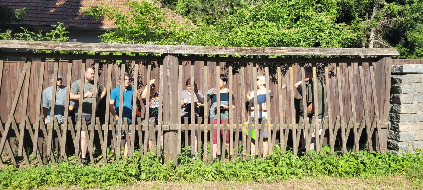Účastníci terénní prohlídky arboreta