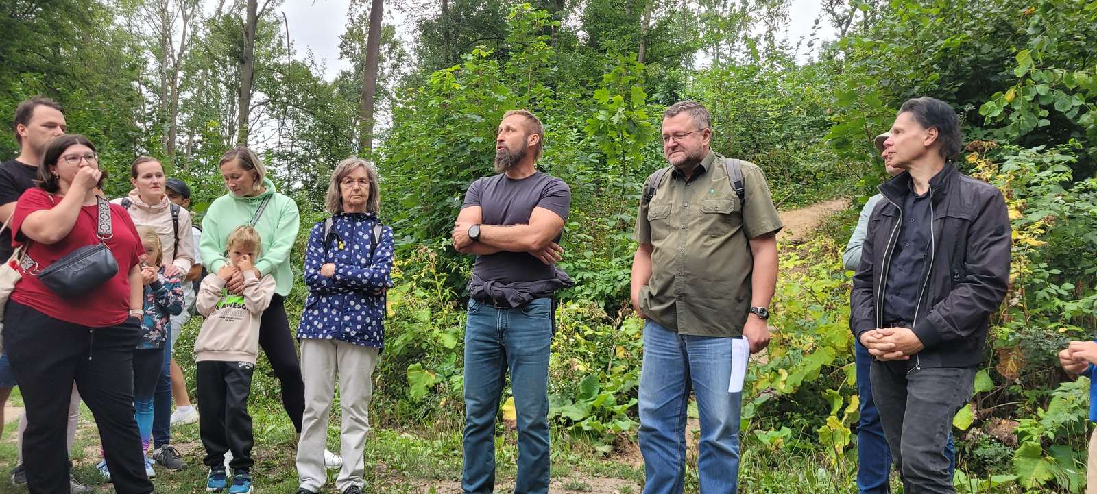 Odborníci a účastníci u jedné z nádrží